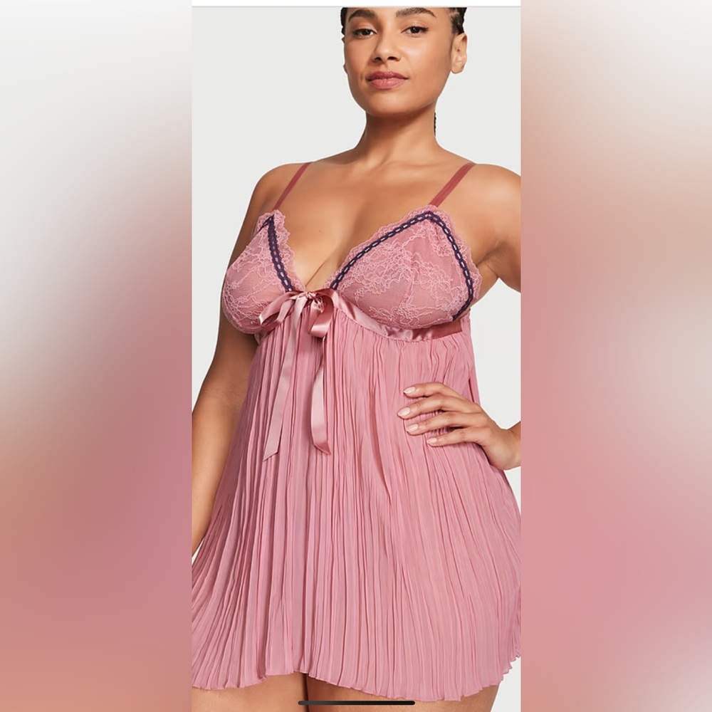 Victoria’s Secret Bundle💕VERY SEXY
Pleated Babydoll Set & Carole Hochman Robe